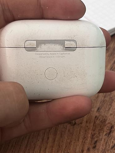 Apple AirPods Pro с беспроводным зарядным кейсом Особенности: -