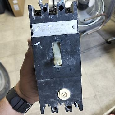 elektrik naqilleri: Sənaye tipli seçici açar və avtomat paket - Gərginlik: 380 V (paneldə — 5