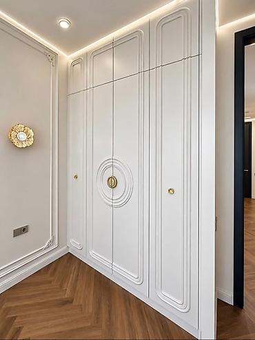 Klassik üslubda divara quraşdırılan qarderob sistemi - Dizayn: Ağ