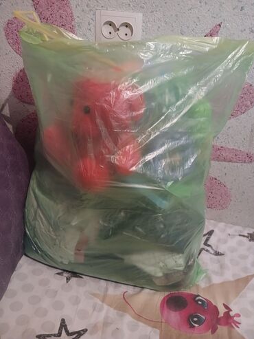 или меняю с доплатой мне: Одам пакет 📦 вещей бесплатно игрушки обувь 40 37р и куртки