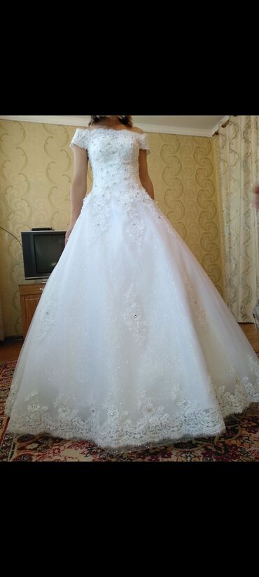 эксклюзивное свадебное платье ручной работы: Свадебное платье. А-силуэт, цвет-айвори, в отличном состоянии, одевали
