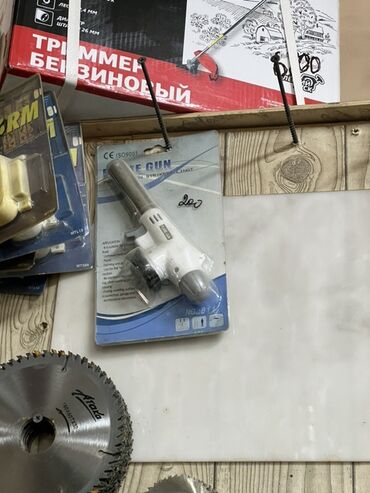 цена газовой горелки: Компактная газовая горелка. Серебристый наконечник и белая ручка