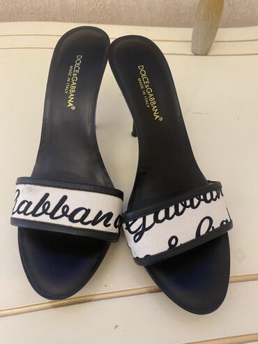yun qadın şap şapları: İki cüt dizayner qadın ayaqqabısı 1) Dolce & Gabbana, Made in