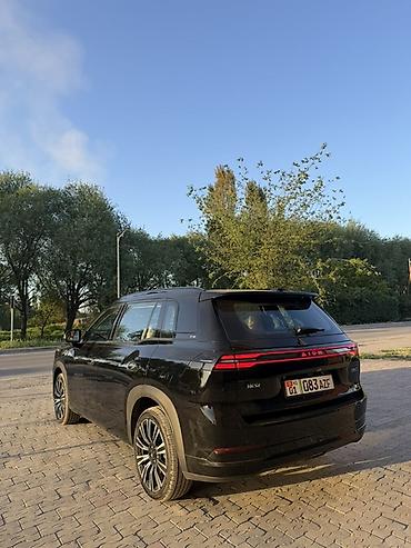 GAC: Черный кроссовер/внедорожник с просторным салоном и бежевой кожаной — 18