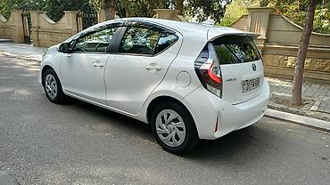teker hava sensoru: Toyota Aqua hibrid hetçbek. Ağ rəngli кузов, 5 qapılı kompakt şəhər — 4