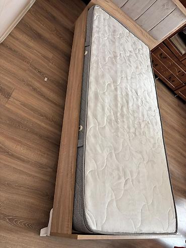 Çarpayılar: Bir nəfərlik çarpayı və döşək dəsti - Ölçü: təqribi 90x200 sm (bir — 3