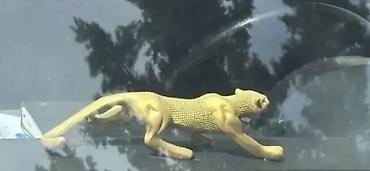 Qızılı rəngli puma/çəta formasında dekorativ fiqur - Material: sərt — 1