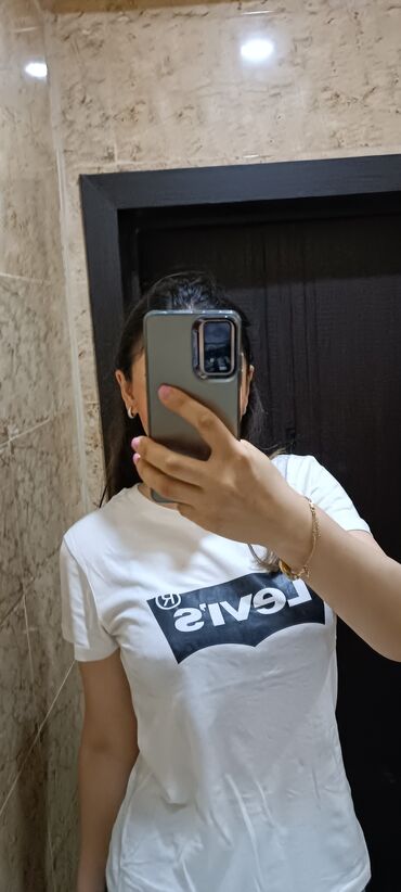 Futbolka və maykalar: Yeni. etimet üstündə.Ağ rəngdə, qısaqol, Levi's loqolu t-shirt