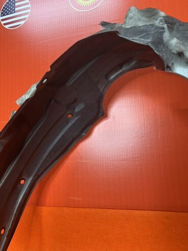 Подкрылки, брызговики, защита днища: Черный пластиковый подкрылок для автомобиля. Имеет изогнутую форму — 5