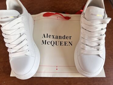 зимний ботос: Продаю ботосы новые, фирменные оригинал alexanber mcqueen, размер