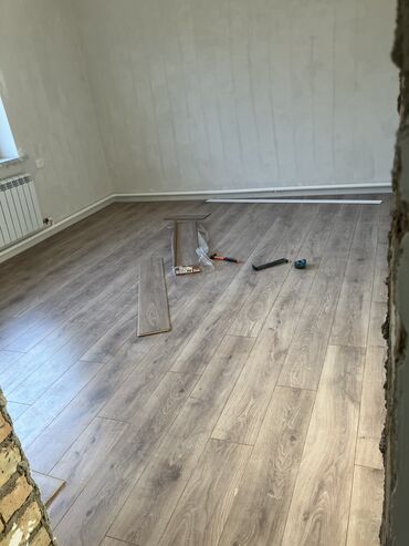Напольные работы: Выравнивание пола, Монтаж напольных плинтусов, Укладка пола | Паркетная доска, Кварц-винил, Ламинат Больше 6 лет опыта — 4