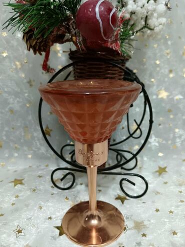 Parfemi: Crna bočica parfema Versace Crystal Noir sa fasetiranim čepom u obliku — 20