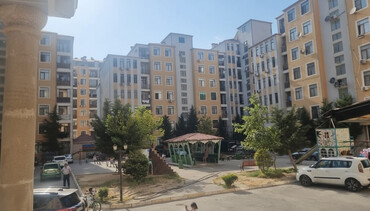 Uzunmüddətli kirayə mənzillər: - Çoxmərtəbəli yaşayış kompleksində mənzil. - Geniş, səliqəli həyət — 2