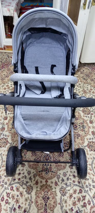 Gəzinti arabaları: Uşaq arabası – boz rəng, alüminium çərçivə Xüsusiyyətlər: - Geniş — 3