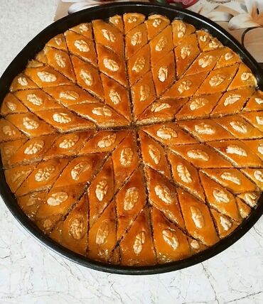 Мучные изделия: Evdə hazırlanmış, ləzzətli paxlava, badambura,qoğal,kətə, türk burma