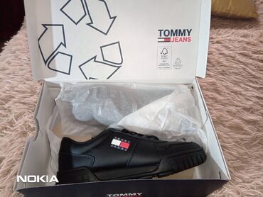 Krasofkalar və idman ayaqqabıları: Tommy Jeans brendinə məxsus qara rəngli dəri krossovka. Kənarda