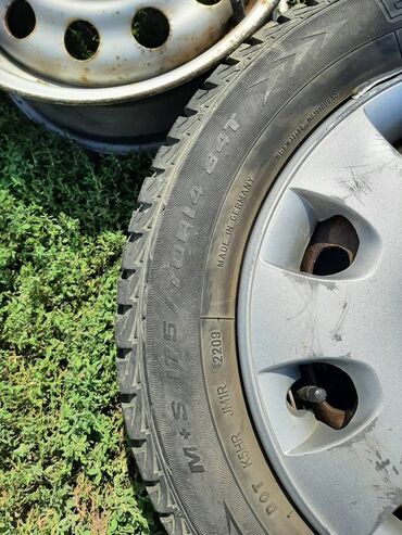 Gume i felne: 4 komada čelične felne R14, sa 2 dosta dobre polovne zimske gume. Na — 13