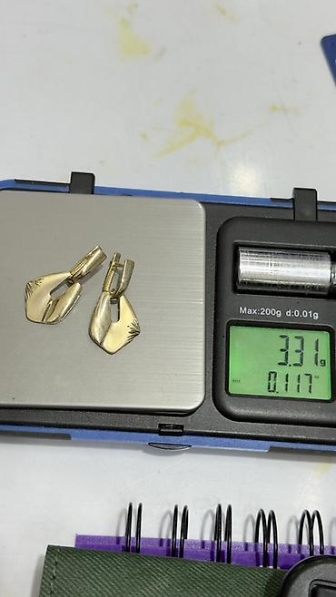 Серьги: Золотые серьги, 2 пары, резной узор Пара 1: - Форма: изогнутые — 8