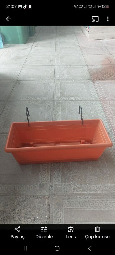 Bitkilər üçün dibçəklər: Dibcek dibcek qabi asma kvadrat balkon ag gul qabi asilan balkon — 5