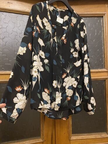 Köynək və bluzalar: Qadın geyimləri – 2 fərqli model 1) Ağ bluz: - Yumşaq, axıcı parça - — 24