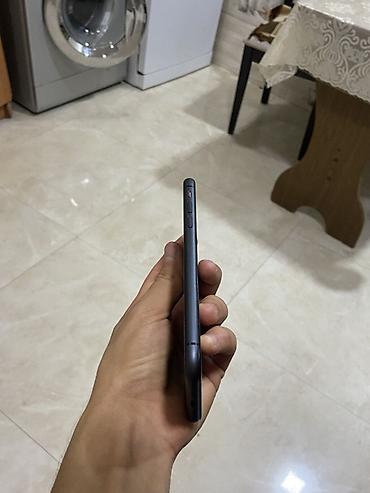 Apple iPhone: IPhone 11, Qara — 9