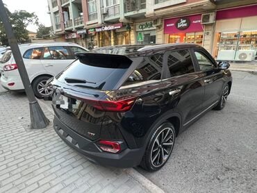 Digər avtomobillər: Bestune T77 – kompakt krossover, qara rəngdə. Xarici dizayn: - Geniş — 3