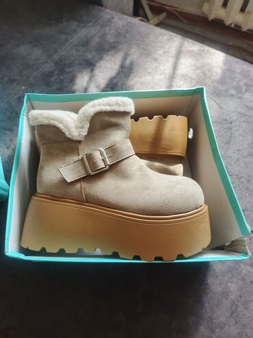 зимние обуви женские: Зимние женские полусапоги на высокой платформе,размер 34-35