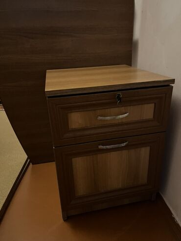 qapi ici: Ağac rəngində kompakt tumbə - Material: laminat/taxta görünüşlü MDF -