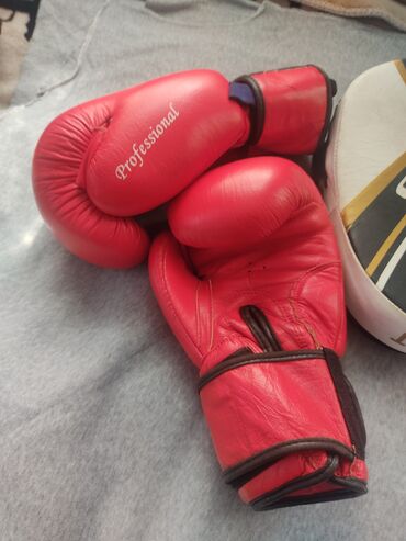 перчатки таеквондо: Комплект боксерские перчатки + лапы. 
состояние 4+