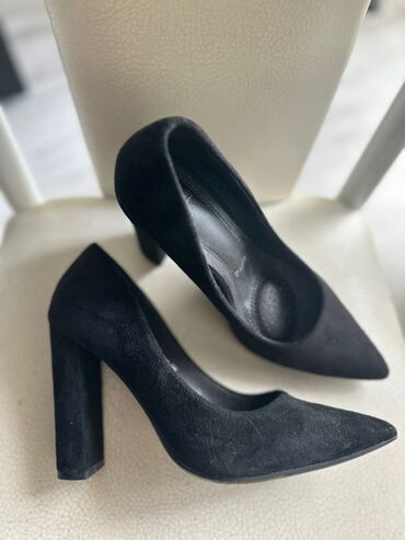 замшевые туфли в отличном состоянии: Туфли 38, цвет - Черный