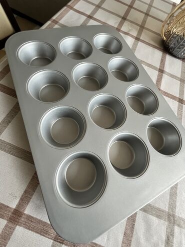 набор эмалированной посуды: Продаю совсем новую форму для выпечки из Икеи,38x29 cm