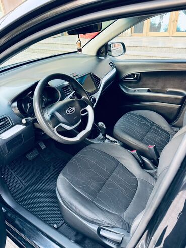 Kia: Kia Picanto, qara rəng, 5 qapılı hetçbek. Xüsusiyyətlər: - Kompakt — 7