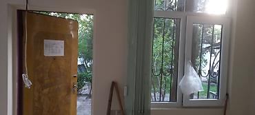 kiralık: Kiralık iş/kommersiya sahəsi – küçəyə çıxışı olan açıq plan otaq - — 1