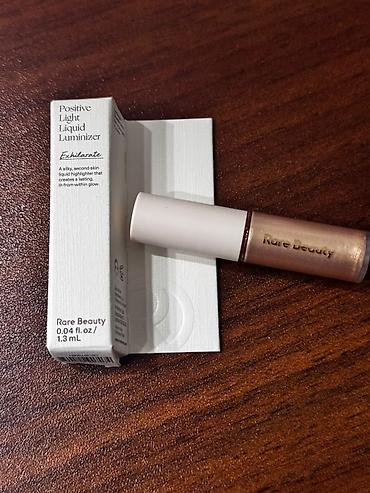 gun eynəkləri: Rare Beauty Positive Light Liquid Luminizer – Exhilarate - Növ: Maye — 1