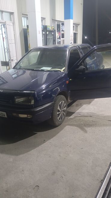 авто телега: Автомобиль Volkswagen Vento темно-синего цвета с четырехдверным