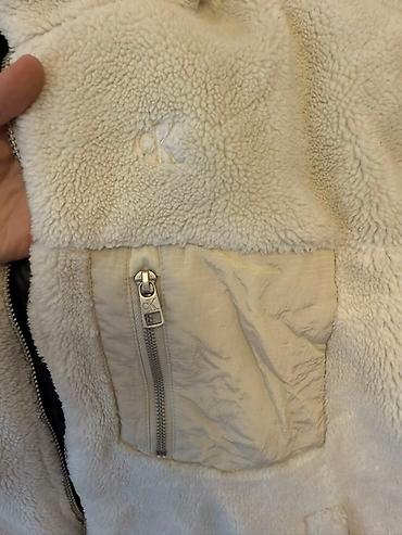 Верхняя одежда: Тедди куртка Calvin Klein Jeans женская Размер на М/Л - Модель — 4