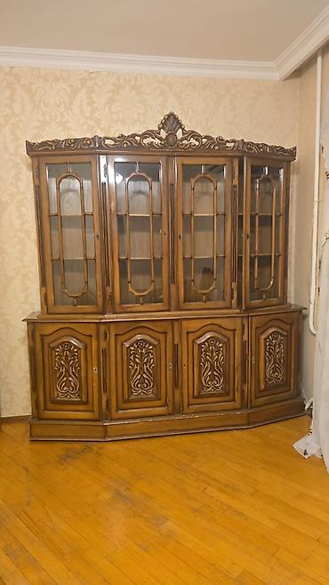 giris dolabi: Klassik üslubda iri ölçülü vitrin-bufet - Material: təbii ağac (şpon — 1