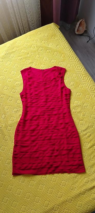 ceger torbe: Prelepa crvena haljina brenda H&M, sa detaljima napred, pozadi ih — 4