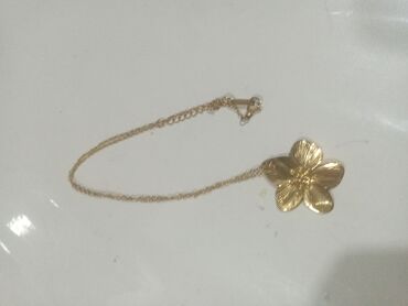 Bijuteriya dəstləri: Zərgərlik dəsti – qızılı rəng aksesuarlar Tərkib: - Boyunbağı 1: incə — 5