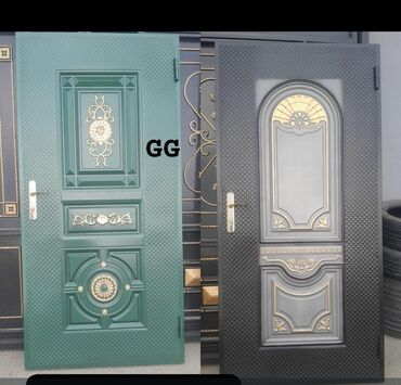 Giriş qapıları: Qara rəngdə, üzərində qızılı naxışlar olan dəmir qapı. Qapının -da lalafo.az — 2 Giriş qapıları: Qara rəngdə, üzərində qızılı naxışlar olan dəmir qapı. Qapının — 2