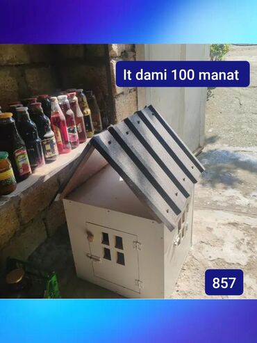 Daşıma çantaları: Bu, taxtadan hazırlanmış, boz rəngli damı və ağ rəngli əsas gövdəsi