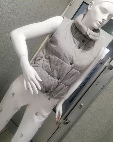 Prsluci: Ženska pufna prsluk-jakna bez rukava, siva. - Kroj: kraći, blago — 3