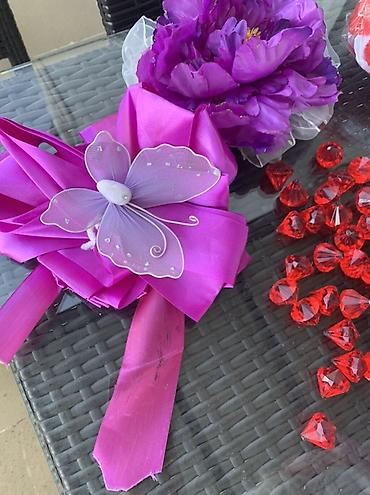 dekor kəpənək: Dekorativ toy/nişan bəzək dəsti…. Tərkibi: - 2 ədəd süni gül topu (ağ — 2