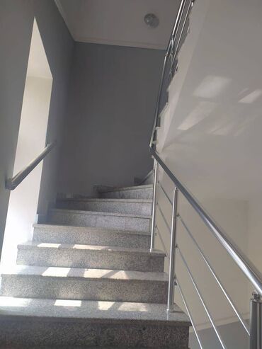 Mağazalar: Binəqədi rayon ərazisində 4 mərtəbəli tam təmirli, 700 kv sahəsi olan — 2