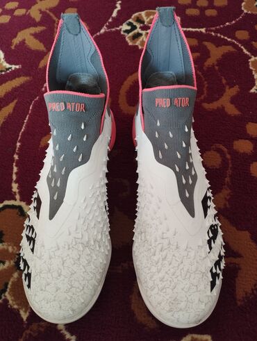 футбольные бутсы предаторы: Футбольные сороконожки Adidas Predator. Модель с высоким носком и