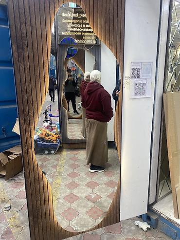 умное зеркало: Напольное зеркало с волнообразной формой и подсветкой - Тип — 2