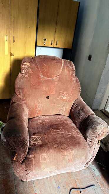 Мягкие кресла: Срочно Продаю мягкое кресло Состояние среднее Срочно Тел — 8