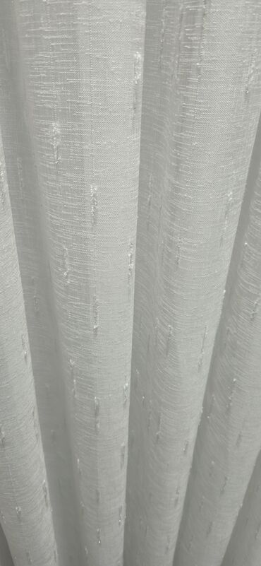 Parçalar: Ağ rəngli, nazik, şəffaf parçadır. Üzərində həndəsi naxışlar var — 14