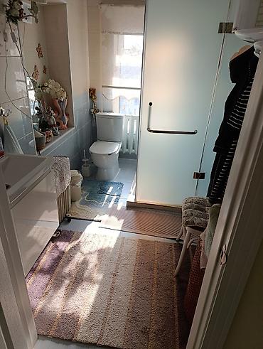 Продажа коттеджей и домов: Продаётся жилой дом с благоустроенным двором. Описание: - Одноэтажный — 11