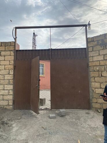 Ütüləmə lövhələri: Metal darvaza, iki böyük qapıdan və bir əlavə kiçik keçid qapısından